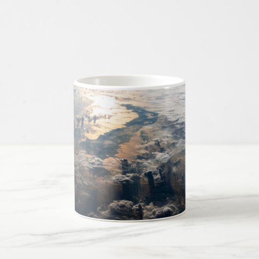 東南アジアのセレベス海からサングリントが光る コーヒーマグカップ (中央)