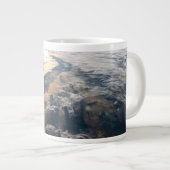 東南アジアのセレベス海からサングリントが光る ジャンボコーヒーマグカップ (正面右)