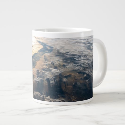 東南アジアのセレベス海からサングリントが光る ジャンボコーヒーマグカップ (正面右)