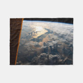 東南アジアのセレベス海からサングリントが光る フリースブランケット (正面(横))