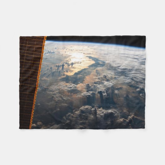 東南アジアのセレベス海からサングリントが光る フリースブランケット (正面(横))