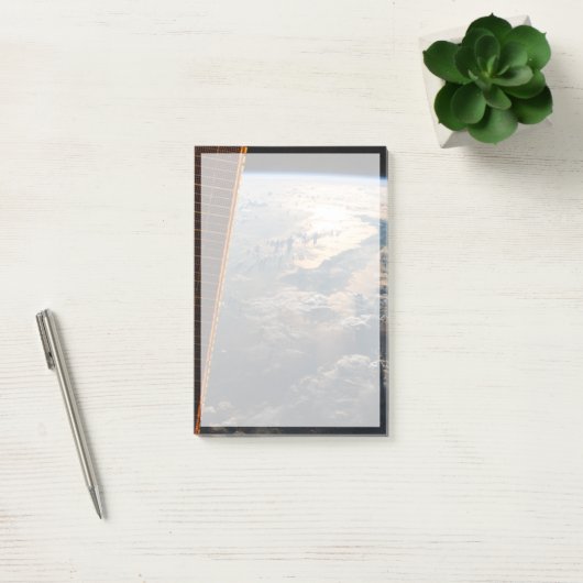 東南アジアのセレベス海からサングリントが光る ポストイット (オフィス)