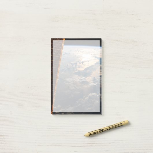 東南アジアのセレベス海からサングリントが光る ポストイット (デスク上)