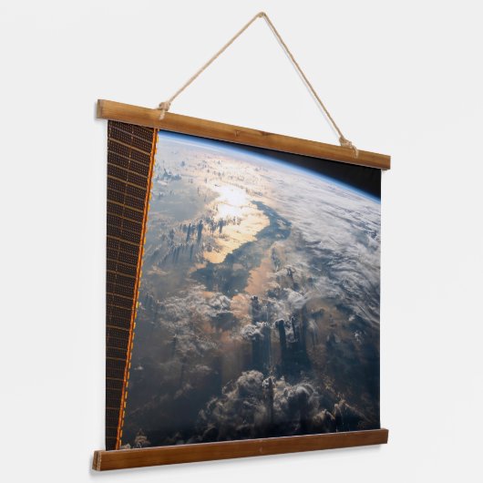 東南アジアのセレベス海からサングリントが光る 吊り下げ型タペストリー (傾斜あり)