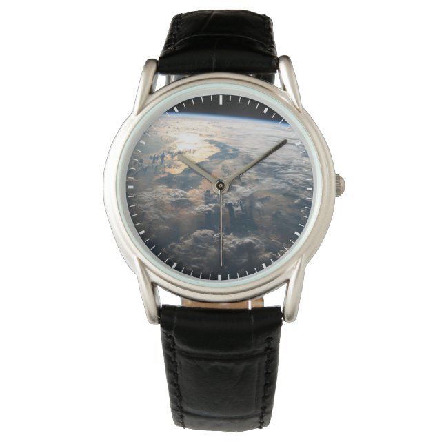 東南アジアのセレベス海からサングリントが光る 腕時計 (正面)