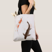 東洋のスタイルの絵画の陰陽のコイの魚 トートバッグ (クローズアップ)