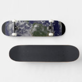 東海岸にハリケーン・アイリーンと完全な地球。 スケートボード (横)