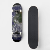 東海岸にハリケーン・アイリーンと完全な地球。 スケートボード (正面)