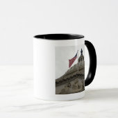 東米国旗が付いている米国の国会議事堂の建物- マグカップ (正面右)