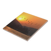 東飛んでいる湖の夕焼けの空の鳥 タイル (側面)