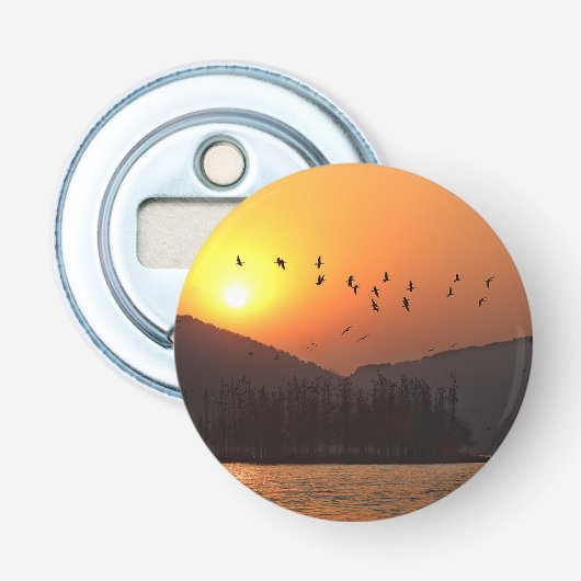 東飛んでいる湖の夕焼けの空の鳥 栓抜き (正面)