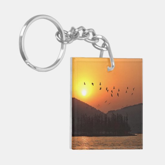 東飛んでいる湖上空の夕日の空の鳥写真 キーホルダー (正面左)