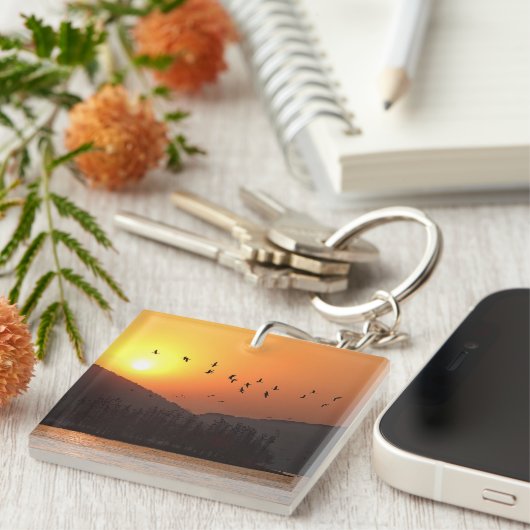 東飛んでいる湖上空の夕日の空の鳥写真 キーホルダー (正面右)