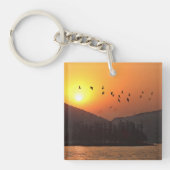東飛んでいる湖上空の夕日の空の鳥写真 キーホルダー (正面)