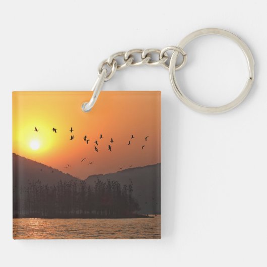 東飛んでいる湖上空の夕日の空の鳥写真 キーホルダー (裏面)
