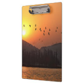 東飛んでいる湖上空の夕日の空の鳥写真 クリップボード (左)