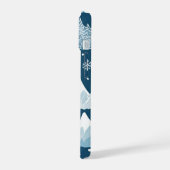 松と雪の山と雪片 iPhone 15ケース (左側面)