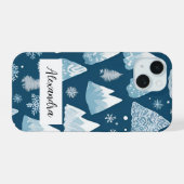 松と雪の山と雪片 iPhone 15ケース (裏面横)