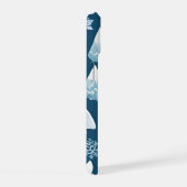松と雪の山と雪片 iPhone 15ケース (右側面)