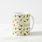 松のコーンとホリーのクリスマスパターン コーヒーマグカップ (正面右)