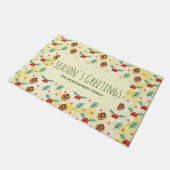 松のコーンとホリーのクリスマスパターン ドアマット (アングル)