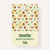 松のコーンとホリーのクリスマスパターン バッジ (正面)