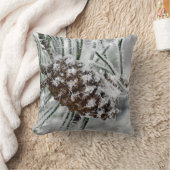 松のコーンを雪に クッション (ブランケット)