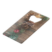 松の円錐形の木製の背景 クレジットカード栓抜き (正面アングル)