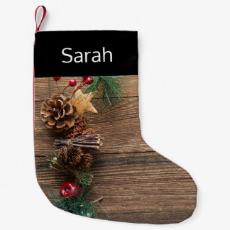 松の円錐形の木製の背景 スモールクリスマスストッキング