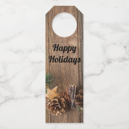 松の円錐形の木製の背景 ボトルネックタグ