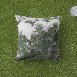 松の実を持つ雪をかぶった常緑小枝 クッション