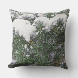 松の実を持つ雪をかぶった常緑小枝 クッション