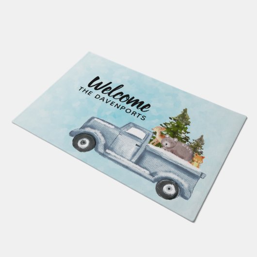 松の木と森の動物とクリスマストラック ドアマット (アングル)