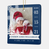 松の木と雪のベビー誕生統計と写真ブルー セラミックオーナメント (左)