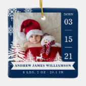 松の木と雪のベビー誕生統計と写真ブルー セラミックオーナメント (正面)