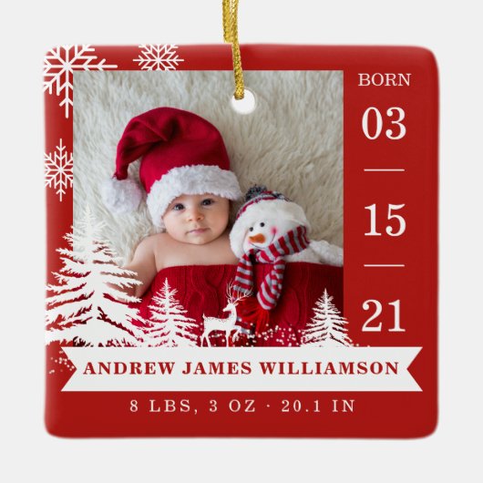 松の木と雪のベビー誕生統計と写真赤 セラミックオーナメント (正面)