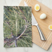 松の木の上のピネコン キッチンタオル (四つ折り)