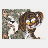 松の木の下のタイガーとマゲピミンファ ラッピングペーパーシート (正面)