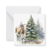 松の木の前の茶色と白の子牛