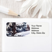 松の木の幹が冷たい風景と冬の雪。 ラベル (インサイチュ)