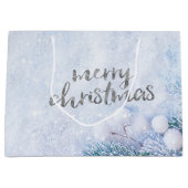 松の木の枝、雪 ラージペーパーバッグ (正面)