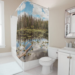 松の木の湖反射//自然光 シャワーカーテン