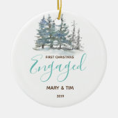 松の木の第1クリスマスの婚約したなオーナメントのギフト セラミックオーナメント (正面)