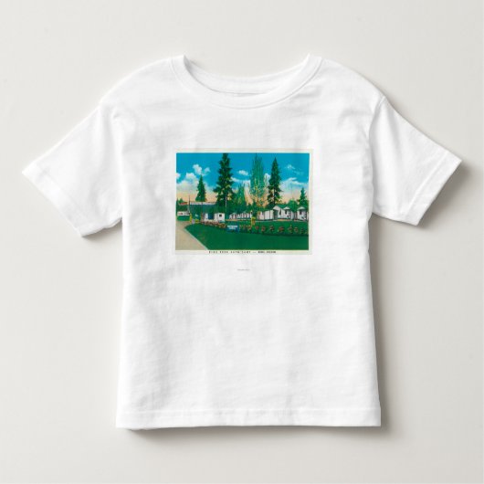 松の木の自動車のキャンプの外観 トドラーTシャツ (正面)