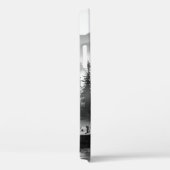 松の木の近くの湖のグレースケール写真 Case-Mate iPhoneケース (裏面 / 右)