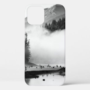 松の木の近くの湖のグレースケール写真 iPhone 12ケース
