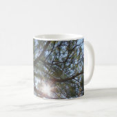 松の木、聖書の詩の希望及び祈りの言葉を通した日光 コーヒーマグカップ (正面右)
