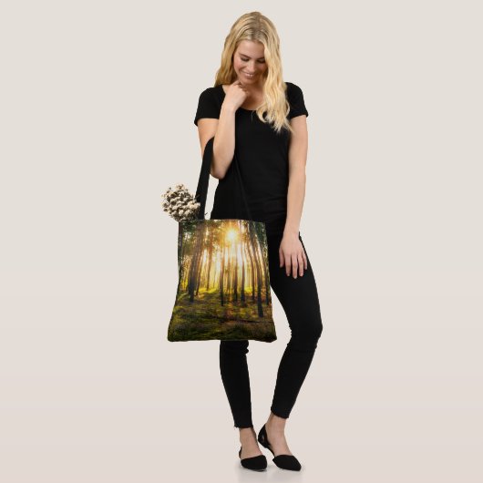 松の林に日が照る トートバッグ (モデル)