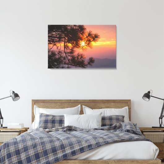 松の枝から見る美しい夕日 キャンバスプリント (インサイチュ (寝室))