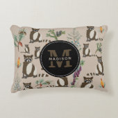 松の森の中のかわいいアライグマ模様モノグラム アクセントクッション (正面)